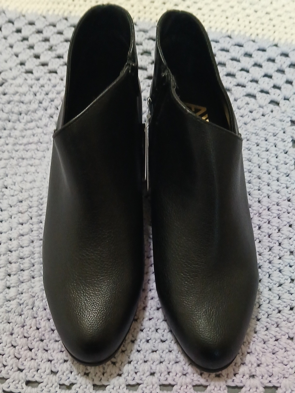 AEROSOLES 12W Black Leather Ankle Booties